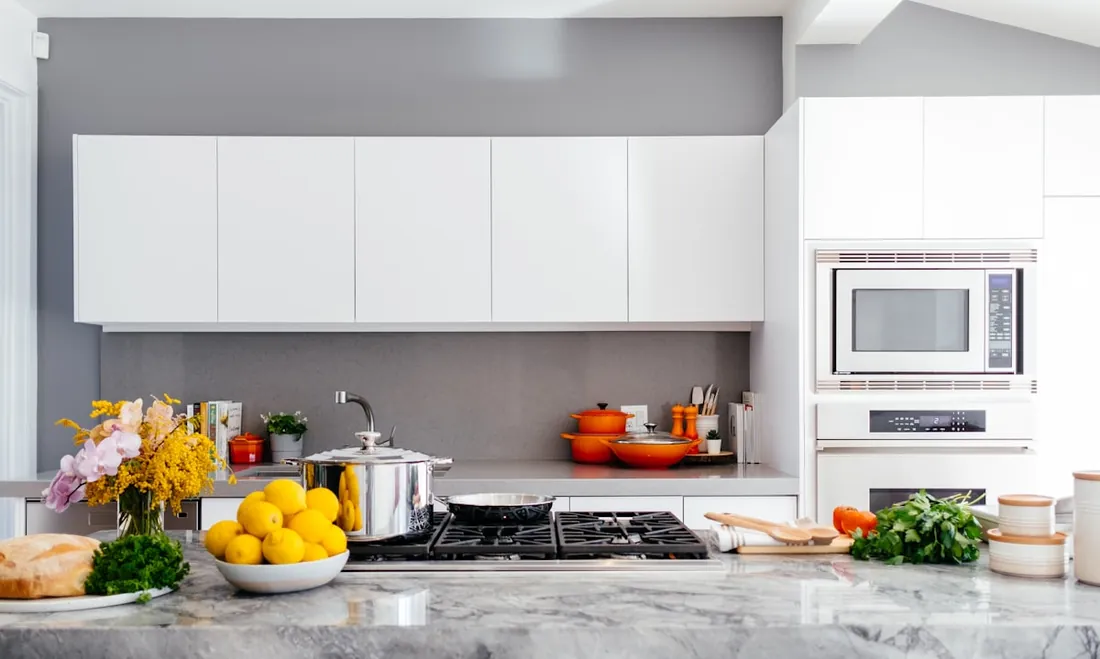 Cucina pulita e lucidata